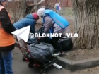 Бабушки вышли на уборку загаженного двора в Волгограде вместо УК - видео