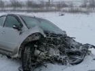 В Волгоградской области Ford занесло под фуру: видео ДТП с заснеженной трассы