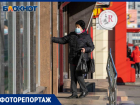 Волгоградцы привыкли к маскам, но не к перчаткам: фоторепортаж с улиц города