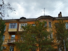 Кусок фасада оторвался от крыши дома на севере Волгограда