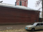 Дырявую дорогу у Казанского собора требуют отремонтировать родители в Волгограде