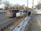 Mercedes притер таксиста и его пассажира к забору на западе Волгограда