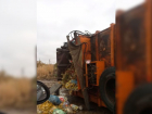 Заполненный до краев мусором КамАЗ перевернулся на оживленной магистрали Волгограда