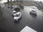 На видео попало тройное ДТП в Волгограде из-за водителя, игнорировавшего правила