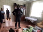 Облава ОМОНа на цыганские дома попала на видео в Михайловке: «Руки за голову, сейчас всех вылечим»
