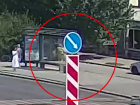 Иномарка сбила курьера "Яндекс.Еды" в центре Волгограда — видео