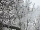 Фонтан из прорвавшейся трубы сутки заливает многоэтажку Волгограда