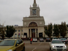 Подъезд к вокзалу в центре Волгограда перекрыли блоками и тяжелой техникой