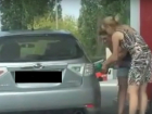 Видео с двумя волгоградскими блондинками на заправке стало хитом в интернете