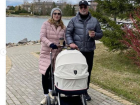 Многодетная Альбина Джанабаева показала первую прогулку с новорожденной дочерью