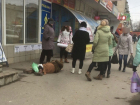 Молодые волгоградцы проходили мимо лежащей на асфальте пожилой женщины
