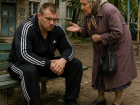 Волгоградец  покалечил пожилую соседку на просьбу уступить ей лавочку 