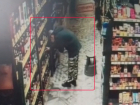Кража элитного алкоголя в магазине в Волгоградской области попала на видео