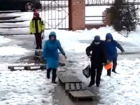 Попытка детей переплыть дорогу к школе попала на видео в Волгограде
