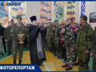 «Пришли без повестки»: в Волгограде благословили и проводили мобилизованных добровольцев