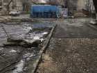 Дорожный ад во дворе сняли на видео жители севера Волгограда
