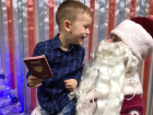 Теперь паспорта маленьким жителям Волгоградской области вручают сказочные Дед Мороз и Снегурочка