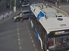 «Куда смотрел?»: самокатчик эпично протаранил легковушку на видео в центре Волгограда  