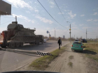 Снос двух столбов военной техникой на Мамаевом кургане в Волгограде попал на видео