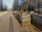 В мороз на Аллее Героев в Волгограде укладывают газон