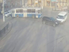 Внедорожник протаранил маршрутку на Комсомольской в Волгограде: ДТП попало на видео