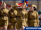 Косы, банты и белозубые улыбки: парад волгоградских красавиц в День Победы 