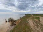 Вода подошла на десятки метров, деревья вырваны: что творится на берегу Цимлянского водохранилища