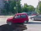 «Ока» захотела нырнуть в огромный провал асфальта в Урюпинске: видео