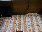 Пассажир пытался незаконно пронести более миллиона через таможню в аэропорту Волгограда