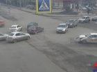 Такси превратилось в волчок после мощного удара на волгоградском перекрестке: видео