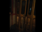 Волгоградцев перевозят на трамваях с дырявыми дверьми: видео 