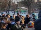 Волгоградцы зажгли свечи и возложили цветы в память погибших в кемеровском ТЦ