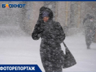 Сильный снегопад заметает улицы Волгограда: черноморский циклон в объективе фотографа