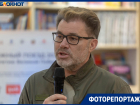 "Ради него прогуляла работу": Олег Рой вызвал переполох в книжном магазине в Волгограде