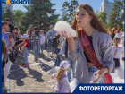 Мокрые, счастливые и беззаботные: как отмечают последний звонок в Волгограде