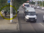 Наезд джипа на двух женщин на остановке в Волгограде попал на видео 