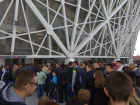С давки и неработающих терминалов начался тестовый матч на стадионе "Волгоград Арена"