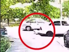 Наезд на волгоградку у подъезда снял на видео умный домофон: водитель умчал не глядя