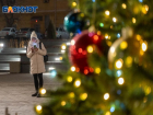 Ледяные горки и светодиодные кони: в трех районах Волгограда устанавливают новые украшения к Новому году