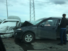 Жуткое ДТП между Lada и Mitsubishi произошло на заезде на мост в Волжском