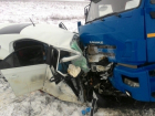 На трассе Волгоград - Астрахань в ДТП с участием Skoda и КамАЗ погибли 4 человека