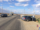 Водитель на Mercedes протаранил столб на севере Волгограда: двое в больнице