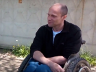Чиновники Волгограда выделили молодому инвалиду коляску, на которой он не может попасть домой