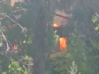 На юге Волгограда загорелся расселенный дом: видео с места