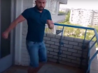 Житель Волгограда устроил танцы в ответ на повышение властями тарифов ЖКХ 