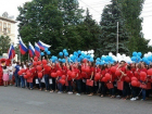 Волгоградцы пронесли 40-метровый флаг России и отпустили в небо 1000 шариков
