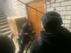 ФСБ вскрыла подпольную нарколабораторию в Волгограде — видео штурма