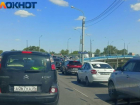 Гигантская пробка образовалась на юге Волгограда 