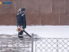 На дороги Волгограда бороться со снегопадом вывели 70 единиц спецтехники