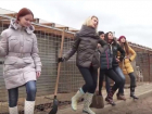 Участницы «Мисс Волгоград-2016» вычистили вольеры в приюте «Дино» 